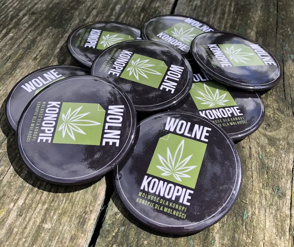 Badzik Wolne Konopie metalowa przypinka 38 mm