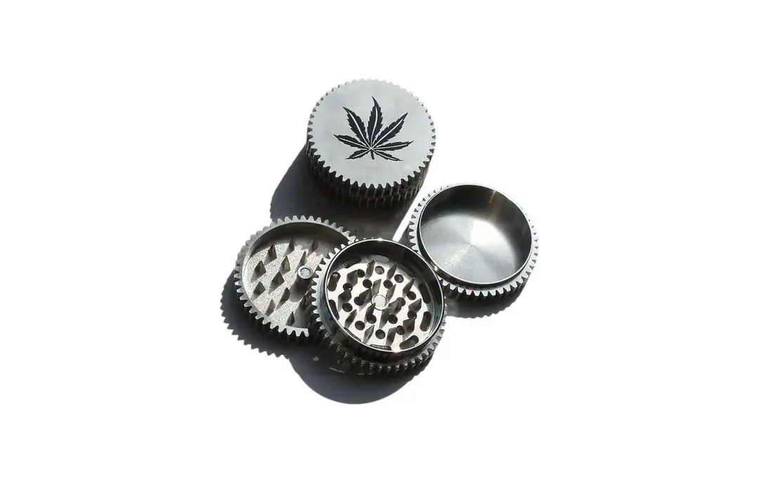 Grinder metalowy Liść Ganji – styl i funkcjonalność w jednym