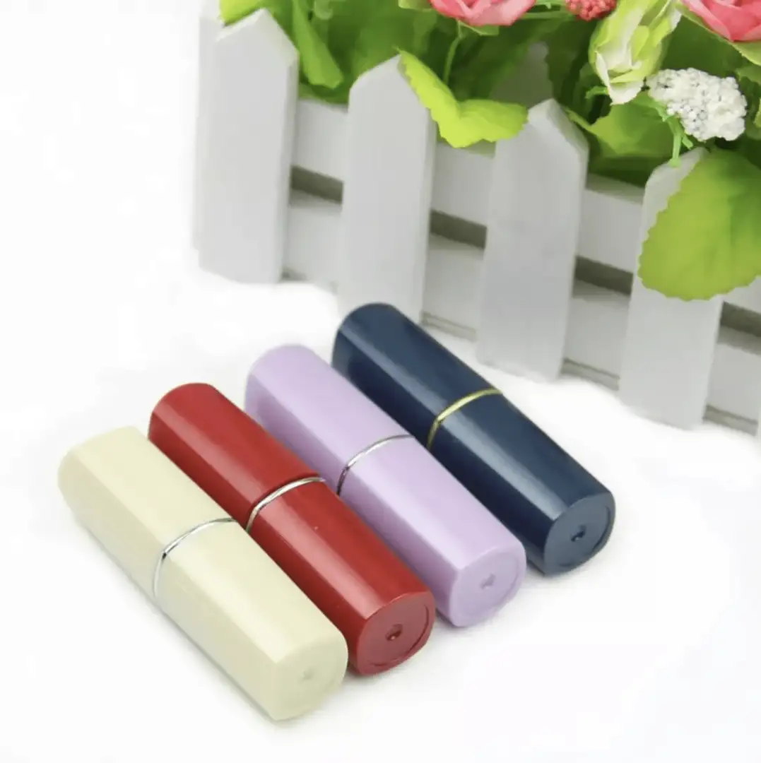 Schowek w kształcie szminki – dyskretne przechowywanie