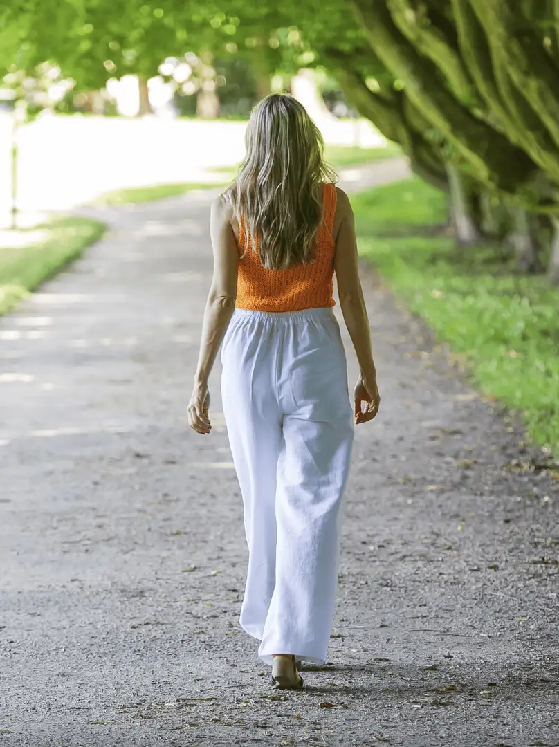 Spodnie damskie konopno-bawełniane z gumką – białe, szerokie nogawki